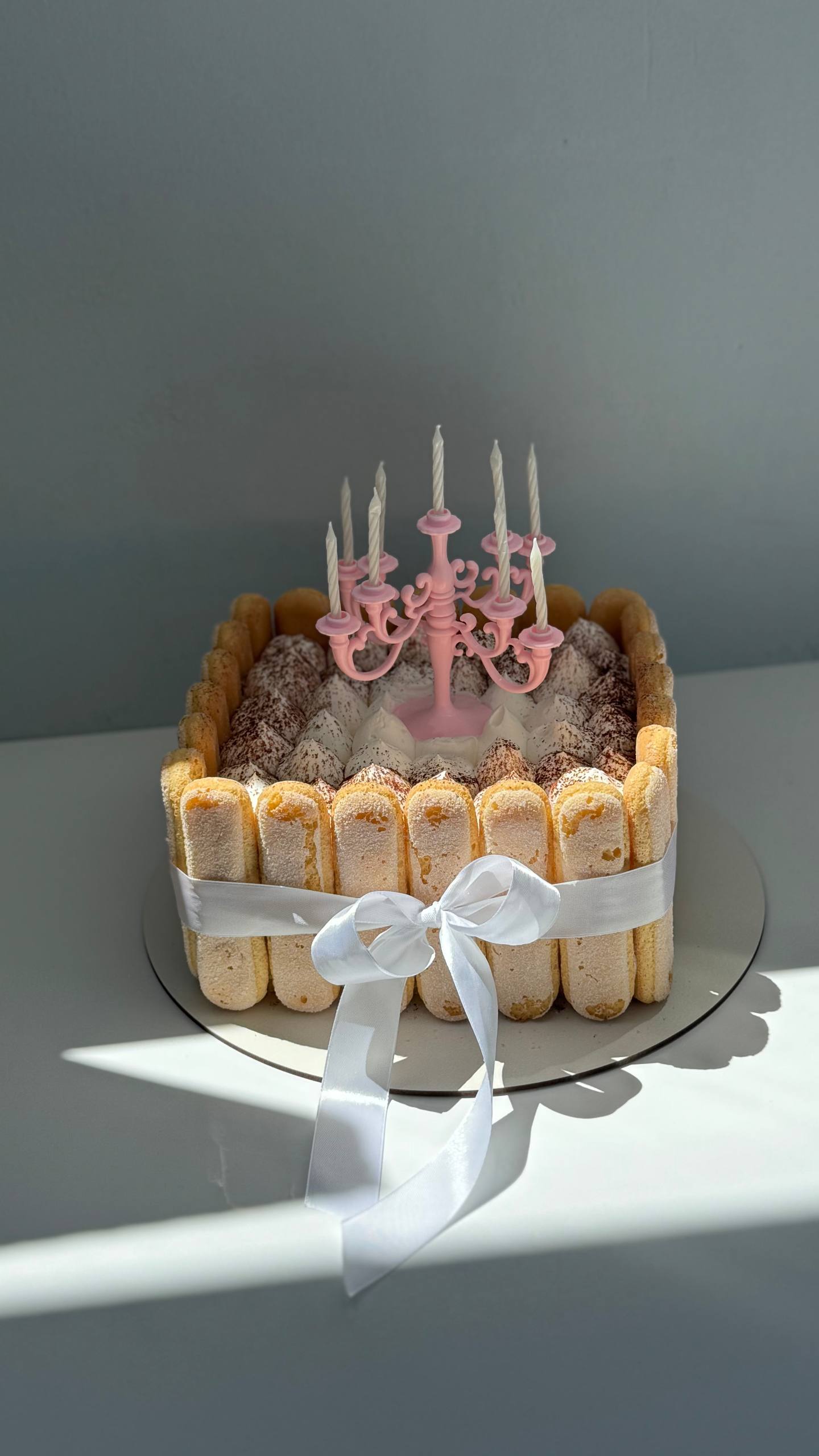 Торт «Тирамису с розовым канделябром»